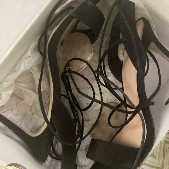 Almost brand new wrap around heel - Picture 2 of 2